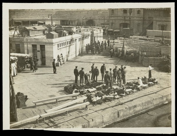 World War One: injured soldiers disembarking in Malta. Photograph, 1914/1918.
