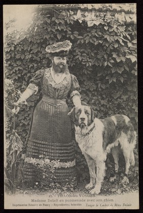 Madame Delait en promenade avec son chien.