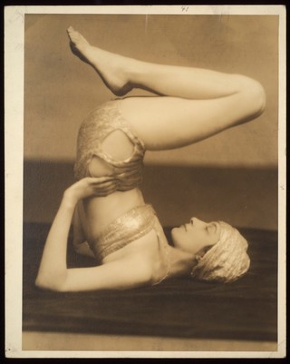 Marguerite Agniel leaning on her shoulders, circa 1929