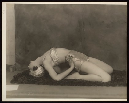 Marguerite Agniel posing leaning back, circa 1929