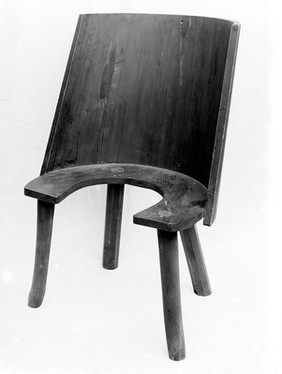 Parturition chair, semi circular back. Horse-shoe, 4 legs.