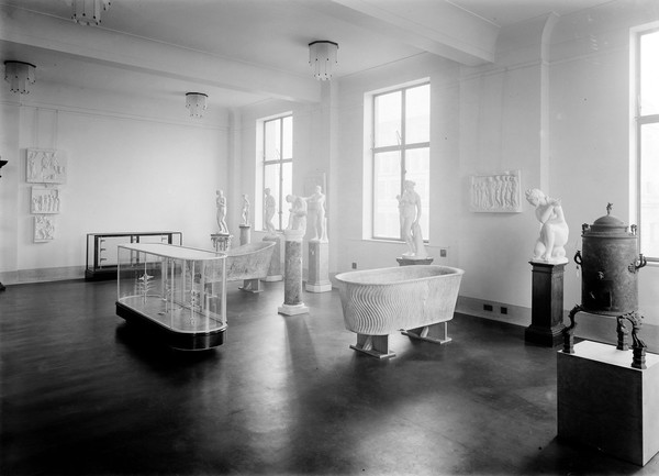 Wellcome museum, view of statuary hall showing various arrangements.