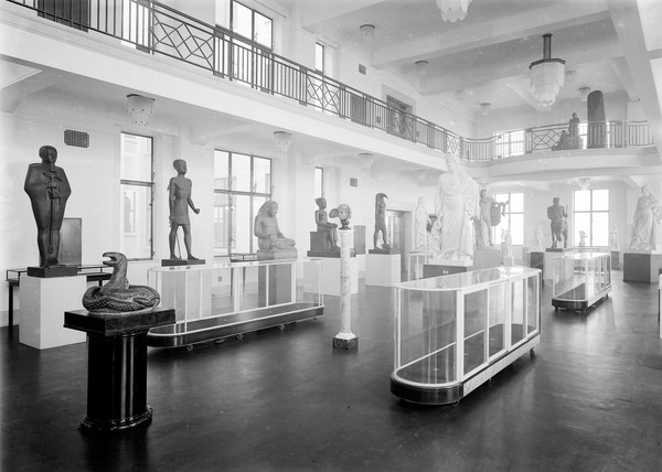 Wellcome museum, view of statuary hall showing various arrangements.
