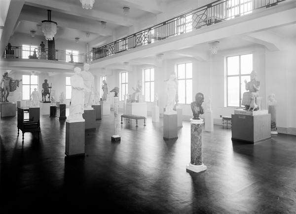 Wellcome museum, view of statuary hall showing various arrangements.