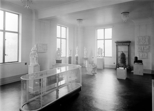 Wellcome museum, view of statuary hall showing various arrangements.