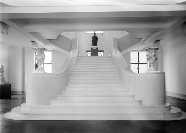 Wellcome museum, view of statuary hall showing various arrangements.