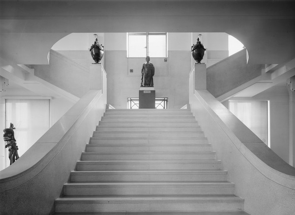 Wellcome museum, view of statuary hall showing various arrangements.