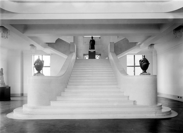 Wellcome museum, view of statuary hall showing various arrangements.