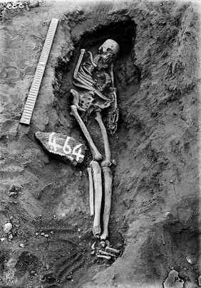 M0005017: Grave showing a skeleton during an excavation in Caerwent, Wales