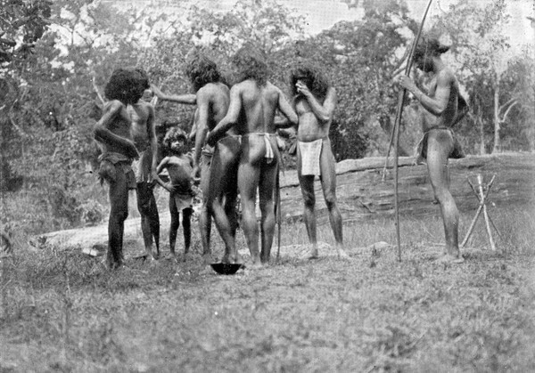 Kirikoraha ceremony. The shaman possessed by Bilindi Yaka promises good hunting (henebedda).