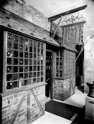 M0007508: Reconstruction of a London pharmacy, 1625
