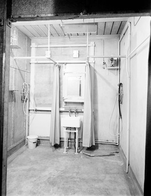 view Gas decontamination room in the WRI, 13 February 1941