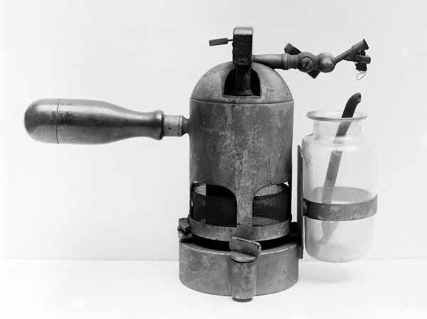 Steam spray used by Joseph Lister. Photograph.