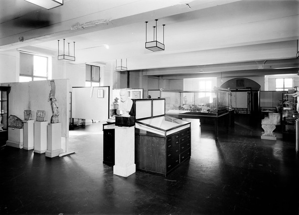 Wellcome museum: view of the classical gallery, 1946. General view looking north west: bust of Hippocrated in the foreground.