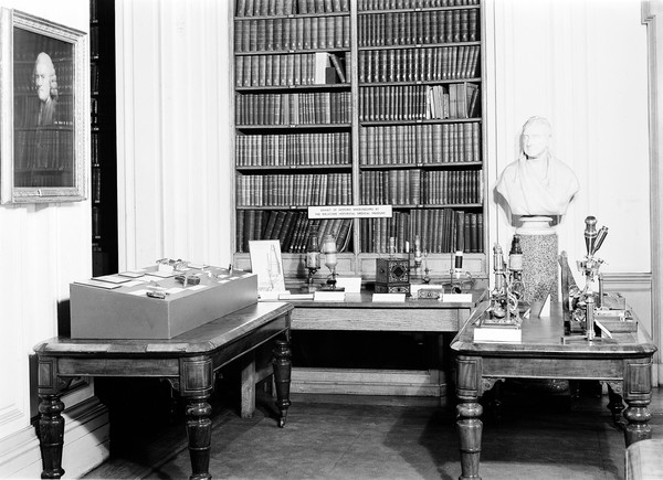 Royal Society, June 1947: Exhibition of microscopes.