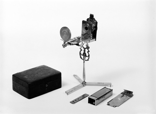 Portable simple microscope designed and patented by George Lindsay in 1743. The components pack into a small box and are of very neat craftmanship.