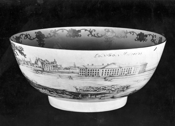 Porcelain bowl depicting the London Hospital. The bowl is said to have been manufactured in Cina during the second half of the 18th century from an English print.