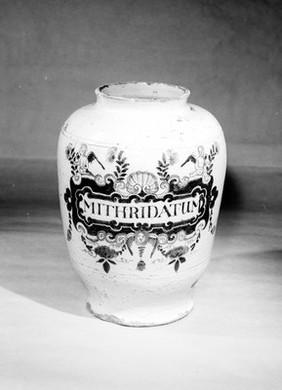 M0013249: Lambeth delftware jar