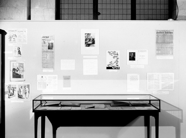 M0013685: Wellcome Historical Medical Museum exhibition: Centenary of the birth of Paul Ehrlich, display case