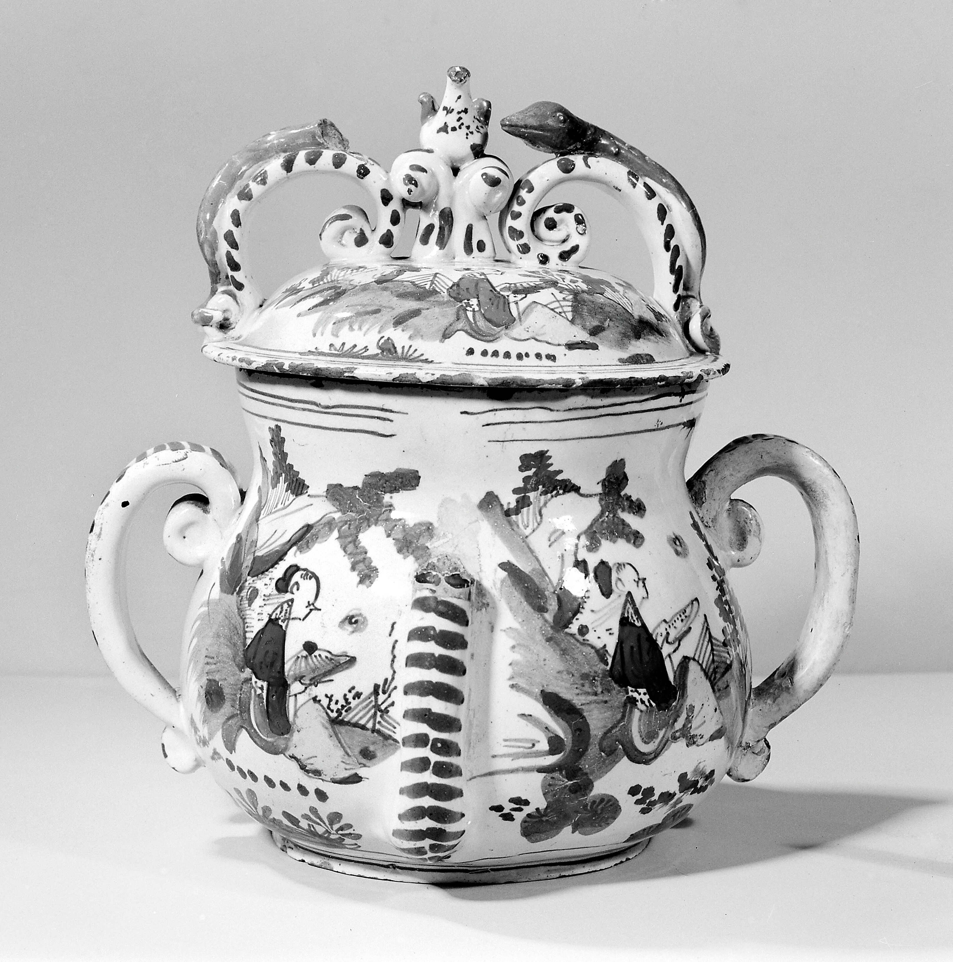 M0015565: Posset pot, English delftware, c.1730 | Wellcome Collection