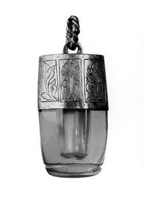 Amuletic flask or container of crystal.