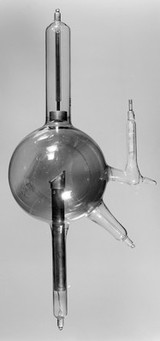 X-ray tube. Heavy anti-cathode (Gundelach type). The anti-cathode of tungsten is set in copper and is inscribed 'Patented Sept 5 1911'.