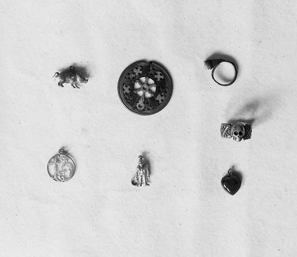 Lantern slides; Commercialized, Electric medal. Ring made from horseshoe-nail, 3 hunchback, ring with skull, imitation 4-leaf clover under glass. Coll. Hl. 3827