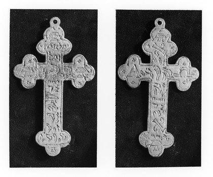 Machabei cross, protective cross. Both sides shown (Hebrew characters).