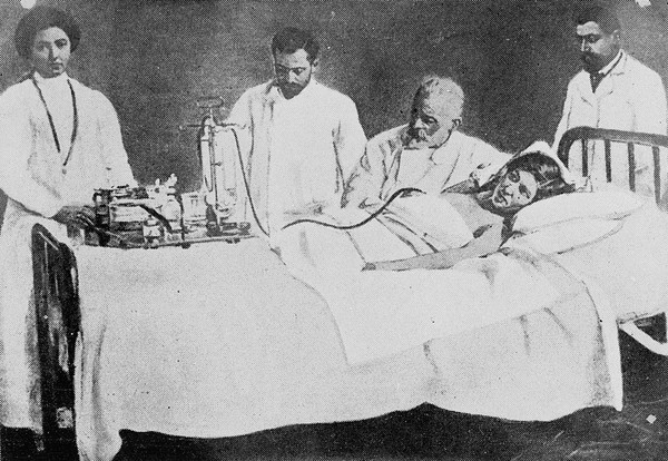 Forlanini administering artificial pneumothorax.