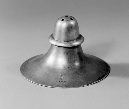 Nipple shield in silver, bearing the date 1829.