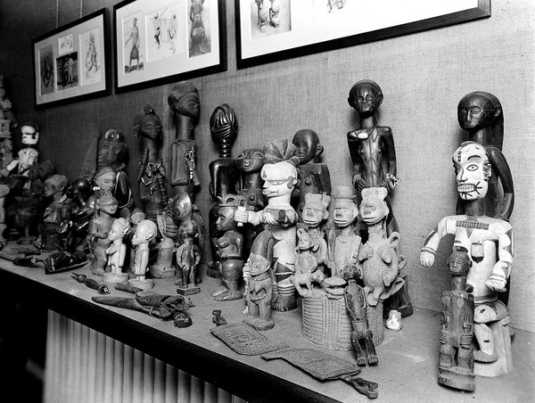 M0020295: Display of effigies at the Wellcome Historical Medical Museum at Wigmore Street, 1913