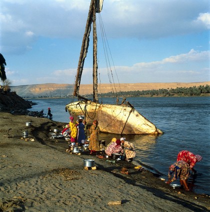 El-Amarna, Egypt; washing pots and pans in the Nile