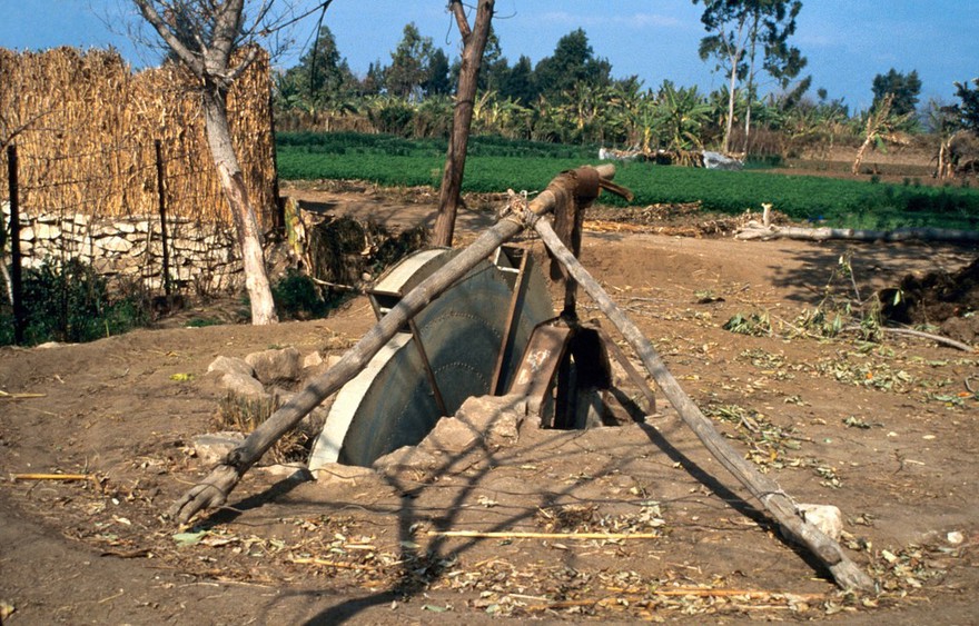Helwan, Egypt; traditional Egyptian waterwheel. As N0022540C but position of water wheel is slightly better. Photographed January 1990.