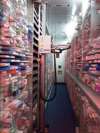 Dispensing robot in pharmacy