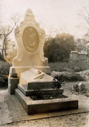 view Grave of Alphonse Bertillon. Photograph.
