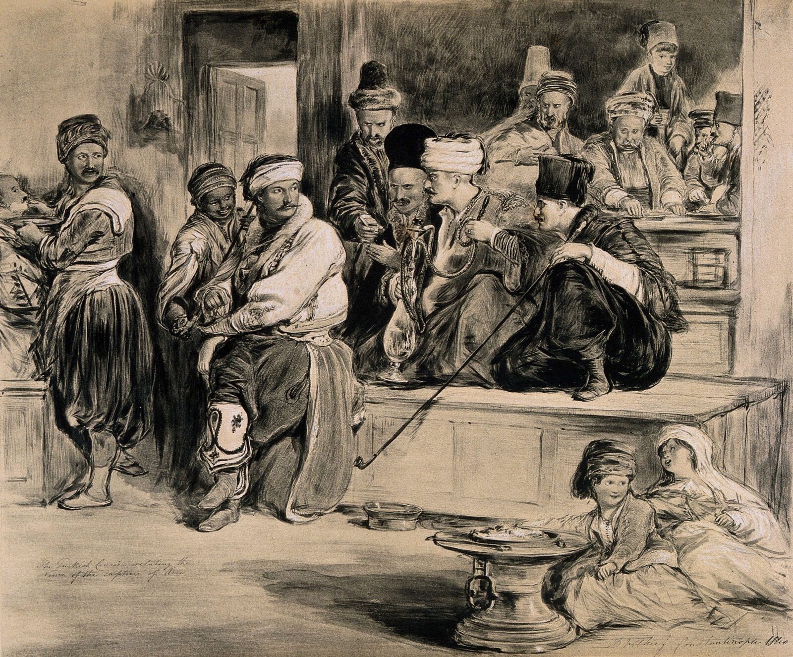 Litografia monocromática do interior de um café: homens de turbante e de fez sentam-se e se reclinam numa plataforma de madeira elevada, fumando cachimbos longos e narguilés; uma figura de pé, com uma faixa à cintura, carrega uma bandeja; um homem no centro gesticula enquanto fala; e, em primeiro plano, duas crianças estão sentadas no chão ao lado de um braseiro.
