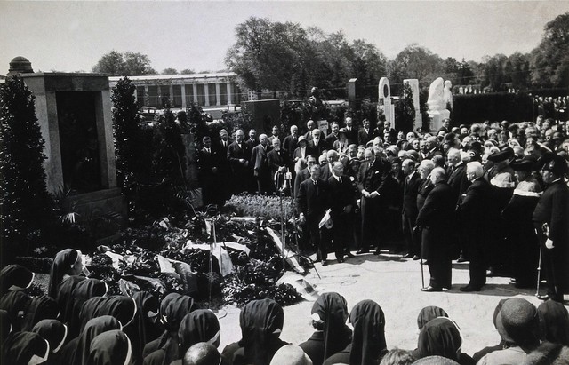 Clemens Peter Pirquet, Freiherr von Cesenatico: unveiling of his tomb. Photograph, 1930.