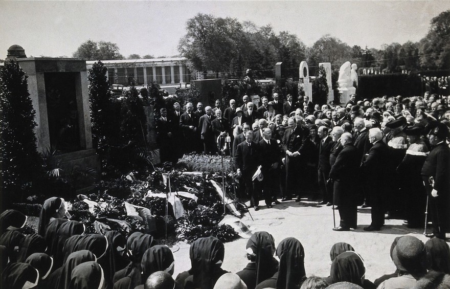 Clemens Peter Pirquet, Freiherr von Cesenatico: unveiling of his tomb. Photograph, 1930.