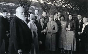 view Karl Friedrich Jacob Sudhoff and other people in a railway station. Photograph.