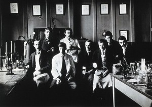 view Alfredo Antunes Kanthack with staff and students in the pathological laboratory of St Bartholomew's Hospital. Photograph, ca. 1896.