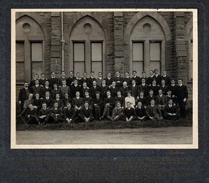 view Medical students of an Australian college (Melbourne Medical School?): class portrait. Photograph, 1909.