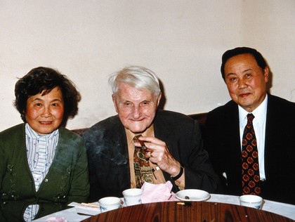 Joseph Needham (centre) with Lindy Ma and Kan Wen Ma. Colour photograph, 1988.