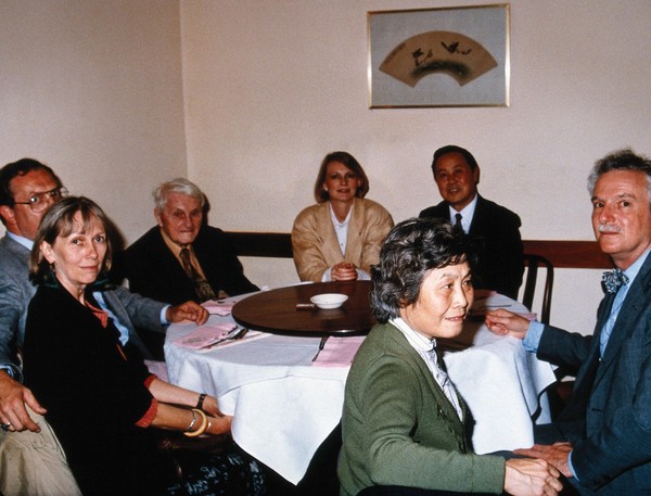 Joseph Needham (centre) with scholars of Chinese history and sciences. Colour photograph, 1988.