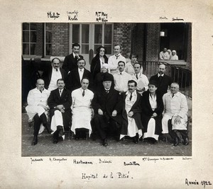 view Joseph Babinski (front row, centre) and colleagues, Hôpital de la Pitié, Paris. Photograph, 1922.