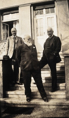 Leipzig: medical historians on the steps of a building. Photograph, 1929.