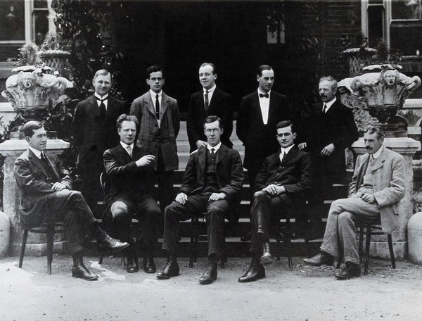Staff of Wellcome Physiological Research Laboratories (Ewins, Buxton, Burn, Glenny, Walpole, Sudmerson, O'Brien, Dale, Barger, MacAlister). Photograph.
