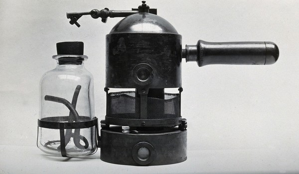 Steam spray used by Joseph Lister. Photograph.