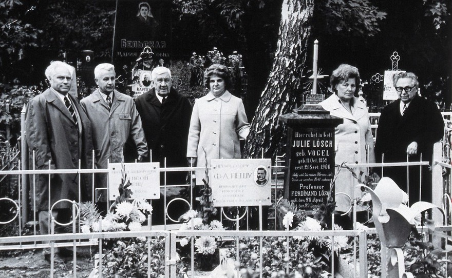 Six Russian scientists honouring the memory of Ferdinand Loesch. Photograph.