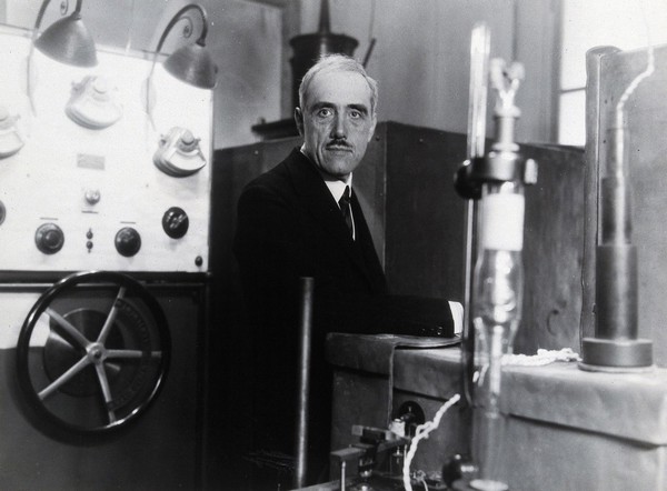 Maurice de Broglie in his laboratory. Photograph by Bonney, Paris.