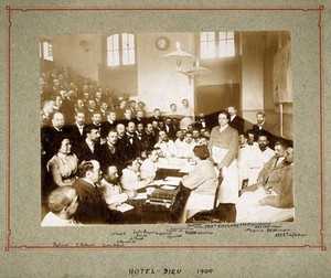 view Dieulafoy with his assistants and students during a lecture at l'Hôtel-Dieu. Photograph, 1900.